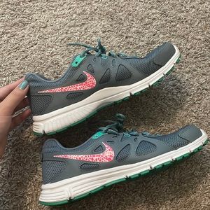 Slightly worn women’s Nikes!